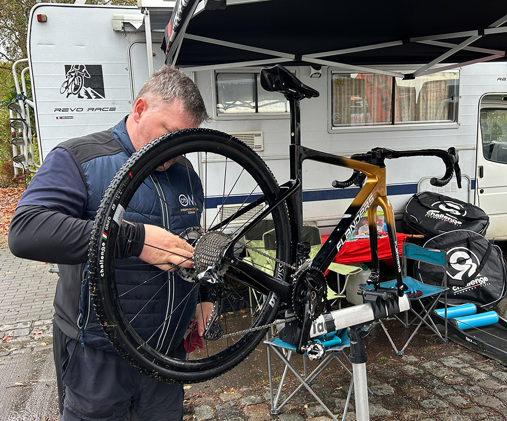 FLANDERS Cyclo-cross CX-Nxt, Shimano 105, Ultegra, Di2, DT, Mavic, Selle Italia, Schwalbe,Adèle Hurteloup